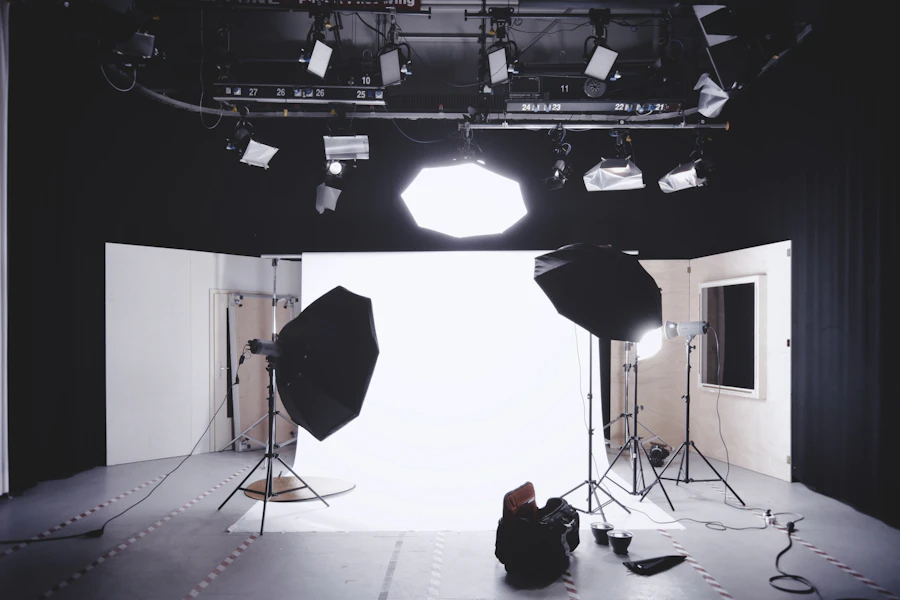 Caméra et éclairages installés dans un studio