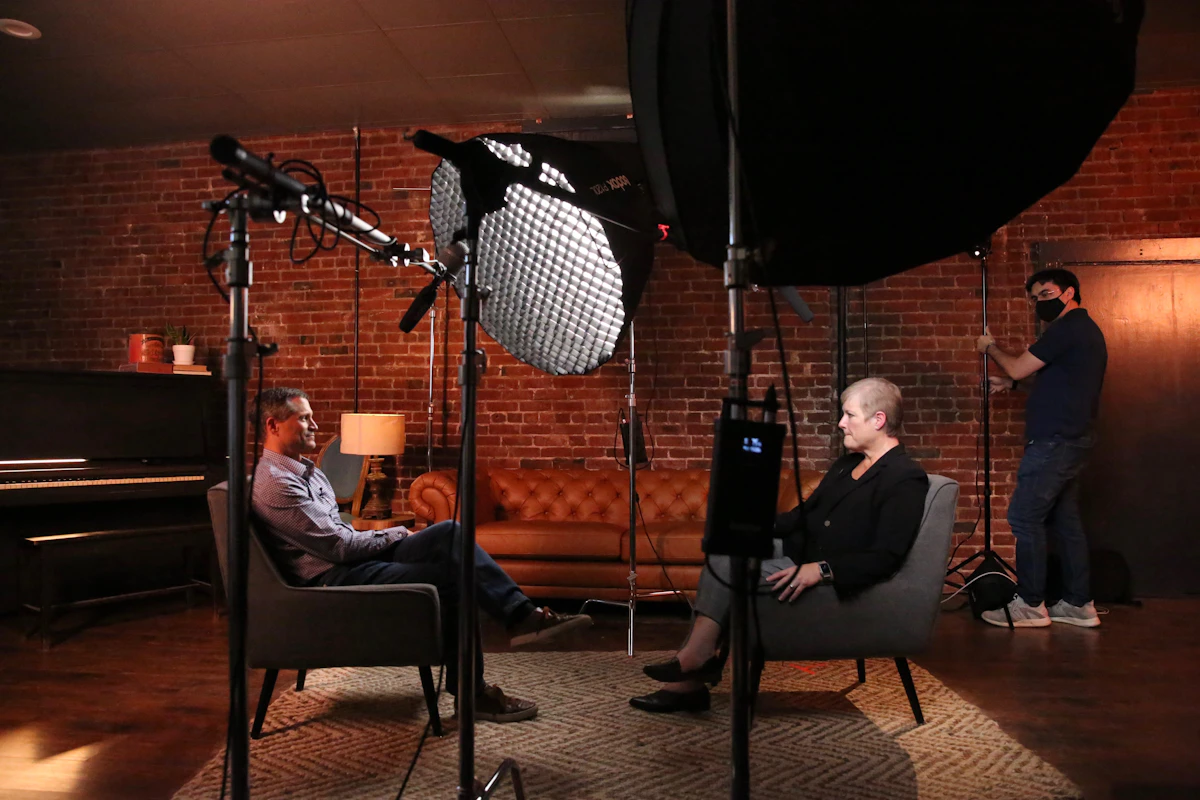 Entretien en préparation devant une caméra de studio